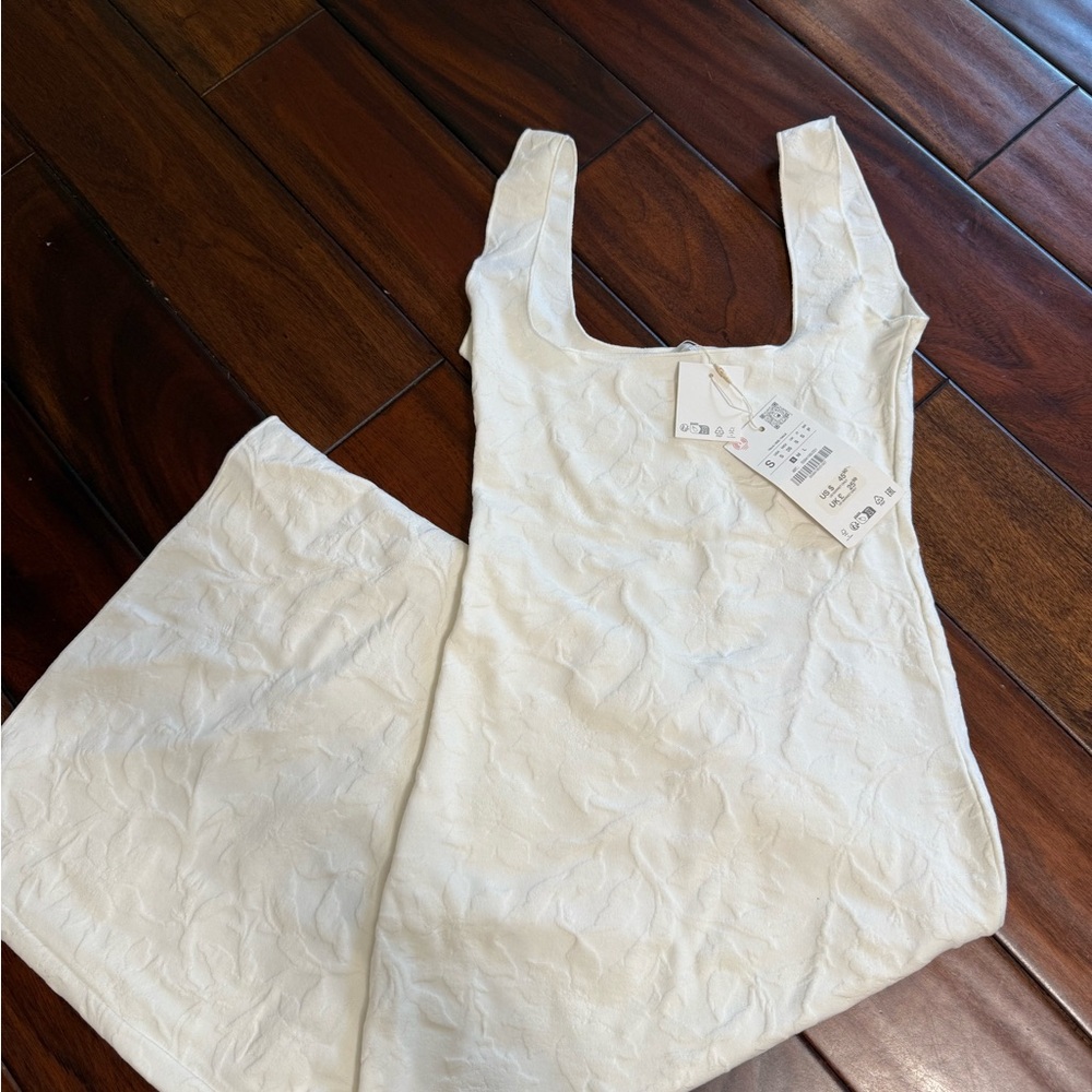 Elegant White Sleeveless Dress